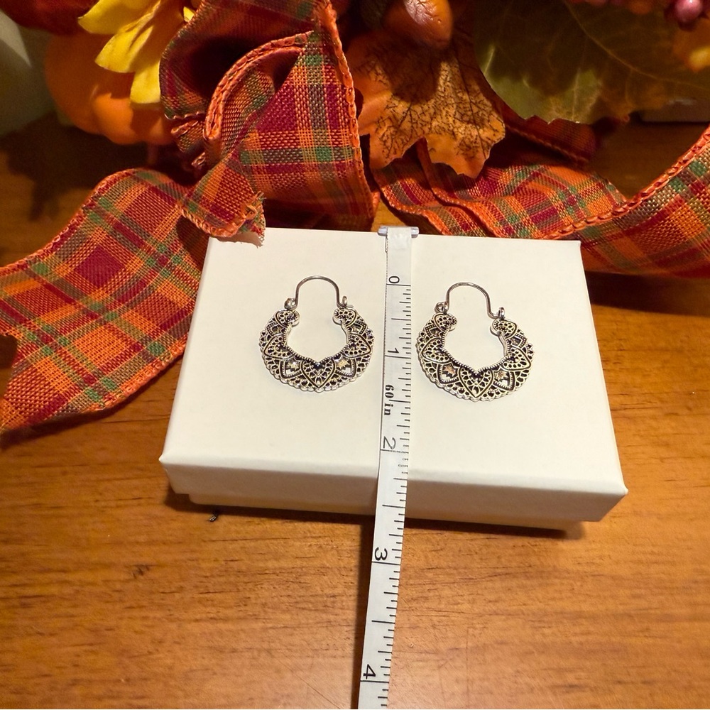 Elegant Silver Filigree Hoop Earrings - Picture 3 of 4